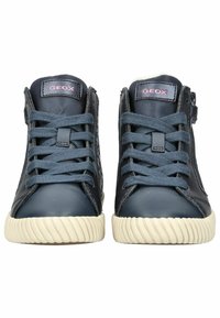 Niebieskie skórzane sneakersy typu high-top z przednim sznurowaniem, bocznym zamkiem, teksturowaną powierzchnią i kremową gumową podeszwą. Logo GEOX na języku.