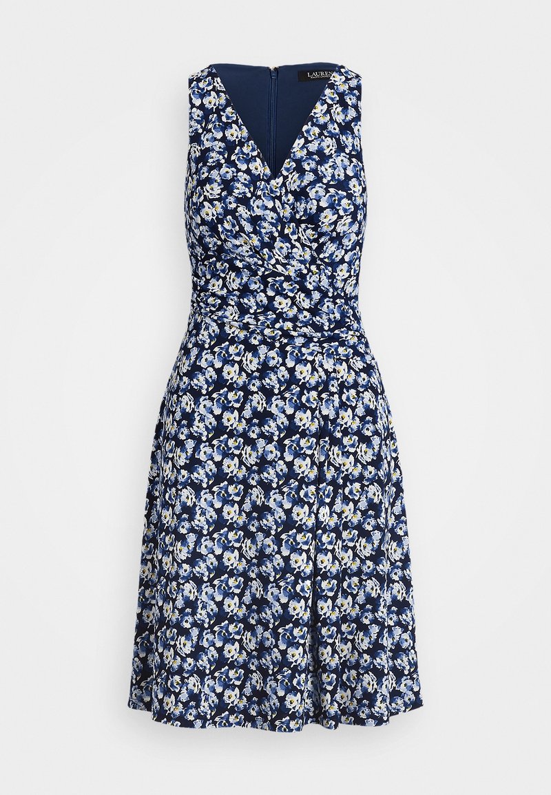 Robe florale bleu marine avec un corsage ajusté, un décolleté en V et une jupe évasée. Présente des motifs floraux blancs et jaunes, avec une fermeture éclair dissimulée au dos.