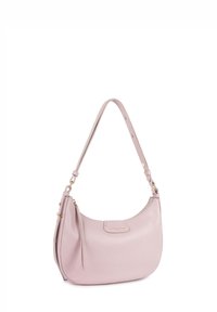 Sac à épaule en cuir rose avec une forme incurvée, une sangle ajustable, des accents en métal doré et une surface texturée. Présente une patch logo à l'avant.