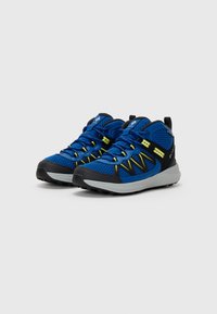 Columbia YOUTH PEAKFREAK RUSH MID WATERPROOF - Zapatillas de senderismo - mountain blue/voltage