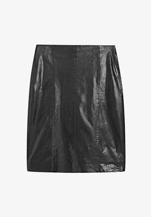Czarna spódnica z imitacji skóry o gładkiej, błyszczącej fakturze, z profilowanym kształtem A-linii i pionowymi szwami, nadającymi nowoczesny wygląd.