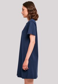 Dunkelblaues Baumwoll-T-Shirt-Kleid mit kurzen Ärmeln, lockerer Passform, rundem Ausschnitt und einem Saum, der über dem Knie endet.