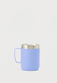 Tasse en céramique violet clair avec un bord en acier inoxydable, munie d'une anse et d'un couvercle avec une petite ouverture pour boire. Texture lisse.