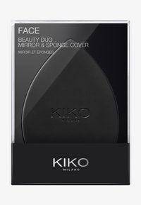 Musta kauneus kaksikko, peili ja sieni, tipan muotoisessa, jossa on kohokuvioitu logo "KIKO MILANO" mattapinnalla, pakattu kirkkaaseen muovipakkaukseen.