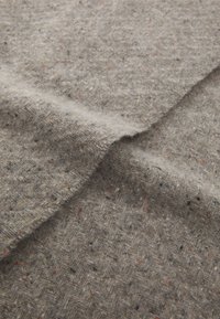 Gestrickter Fischgrätenstoff, grau mit roten und schwarzen Sprenkeln, weiche Textur, leicht, präsentiert mit sanften Falten und Drapierungen.