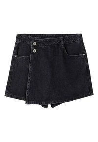 Pantalones cortos de mezclilla negra con un diseño corto similar a una falda, dos botones plateados y bolsillos frontales con un acabado texturizado.