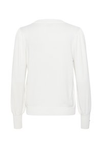 Bílý svetr s dlouhými rukávy, kulatým výstřihem, žebrovanými manžetami a měkkou pletenou strukturou s mírně nabíranými rameny.