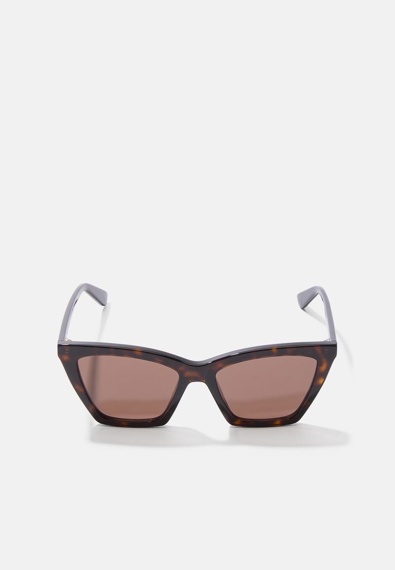 Occhiali da sole a gatto con montatura in tartaruga, lenti marroni e aste grigie. Il design presenta angoli acuti e una finitura lucida.