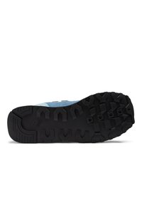 Schwarze Gummisohle mit tiefem Profil, mit hellblauem Textil-Obermaterial mit grauen Akzenten und mehrschichtigem Materialdesign.