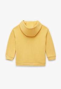 Gelbes, kurzes Hoodie mit einer weichen Textur, einer großen Kapuze und gerippten Bündchen. Die Rückansicht zeigt die Nähdetails und einen glatten Stofffinish.