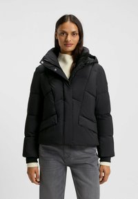 Svart puffjacka med kortad design, som har huva, dragkedja och sidofickor, tillverkad av slät, isolerad tyg.
