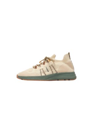 Baskets beiges en tricot avec semelle verte, col de cheville élastique style chaussette, fermeture à lacets à l'avant et logo "FAGUO" sur le côté.