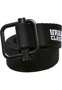 Čierny tkaný opasok s matnou čiernou obdĺžnikovou prackou. Na popruhu je biely text "URBAN CLASSICS". Odolná tkaninová textúra.