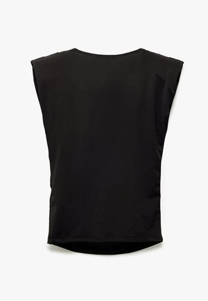 Top negro con un corte holgado, escote redondeado y mangas cortas. Hecho de tela suave, con un dobladillo ligeramente curvado. Sin patrones visibles ni elementos metálicos.
