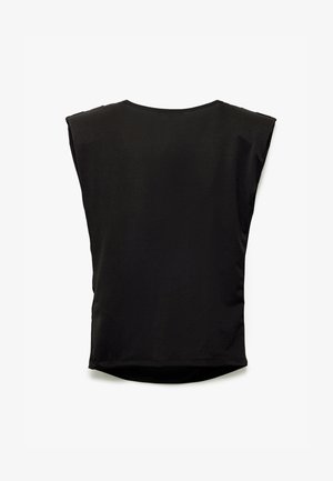 Sort top med løs pasform, rund halsudskæring og korte ærmer. Lavet af blødt stof med en let buet kant. Ingen synlige mønstre eller hardware.
