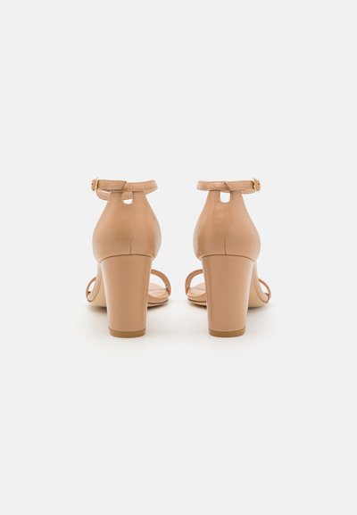 Stuart Weitzman NEARLY - Sandaalit nilkkaremmillä - nude