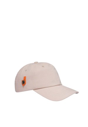 Casquette de baseball beige clair avec une petite languette en tissu orange et un détail bouton noir sur le côté, sur fond blanc.