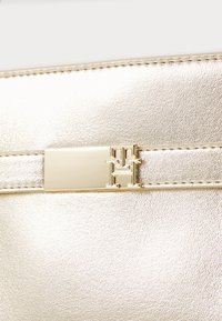 Tommy Hilfiger HERITAGE MINI SATCHEL - Torbica - gold-coloured