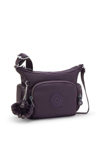 Lila Nylon-Crossbody-Tasche mit runder Form, Reißverschluss, geprägtem Logo, Seitentasche und einem flauschigen Charme-Zubehör.
