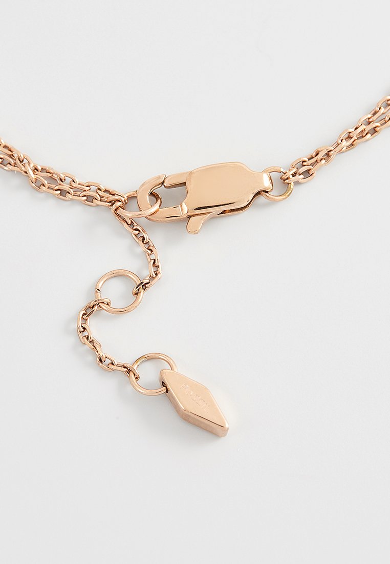 Halskette aus Roségold mit einem Verschluss. Die Glieder sind klein und miteinander verbunden. Sie verfügt über einen tropfenförmigen Anhänger mit eingraviertem Detail.