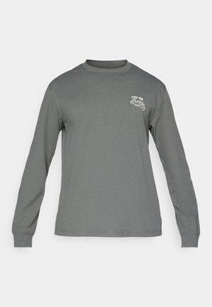 Grijze langemouwen shirt van stof, met een ronde hals en een wit grafisch logo op de linker borst. Soepele textuur en eenvoudig ontwerp.