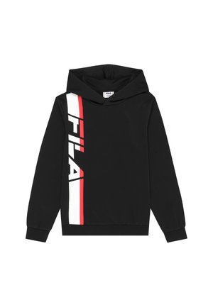 Zwarte hoodie met het FILA-logo in witte letters op een verticale rood-witte streep aan de linkerkant, met lange mouwen en een capuchon.
