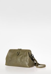 Borsa in pelle verde oliva con design arrotondato, chiusura a ribalta e tracolla removibile. Texture liscia con minimi dettagli in metallo.