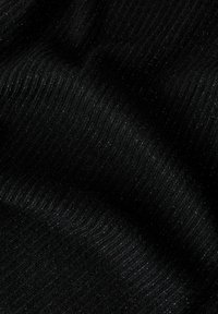 Czarna prążkowana dzianina o lekko teksturowanej powierzchni, z delikatnymi, połyskującymi detalami, które odbijają światło. Miękki i elastyczny materiał.