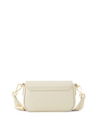 Krémová kožená crossbody taška se zlatými kovovými prvky, obdélníkového tvaru, texturovaný povrch a klopnové zapínání; nastavitelný popruh.