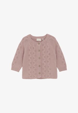 Gilet en tricot rose clair avec un motif en œillets festonné, col rond, fermeture à boutons et poignets côtelés. Texture douce, design décontracté.