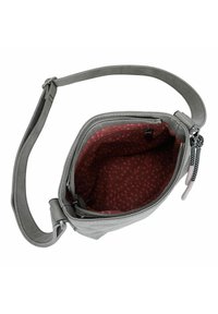 Bolso de hombro gris con una correa ajustable, con un cierre de cremallera. Interior forrado con tela rosa y un patrón de puntos.