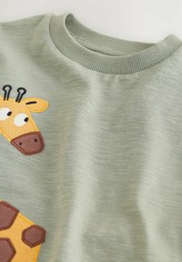 Neselectat, green giraffe