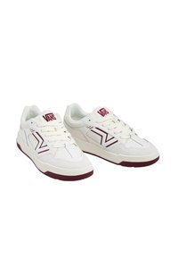 Białe sneakersy z burgundowymi akcentami, teksturowana skóra i siateczkowa cholewka, sznurowany design, wyściełany kołnierz oraz gumowa podeszwa z wzorzystym bieżnikiem.