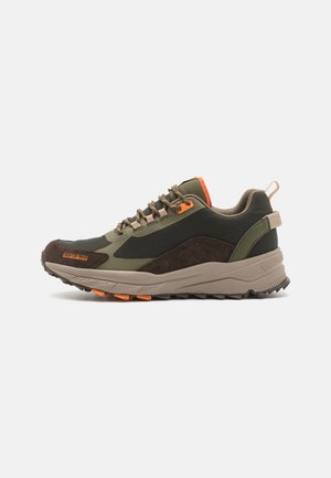 Scarpe da outdoor caratterizzate da un mix di suede verde scuro e marrone, tomaia in mesh, dettagli arancioni e una suola spessa e testurizzata per una migliore aderenza.