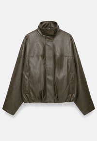 Veste en cuir synthétique vert olive foncé avec col haut, manches longues, poches avant et fermeture éclair dissimulée.