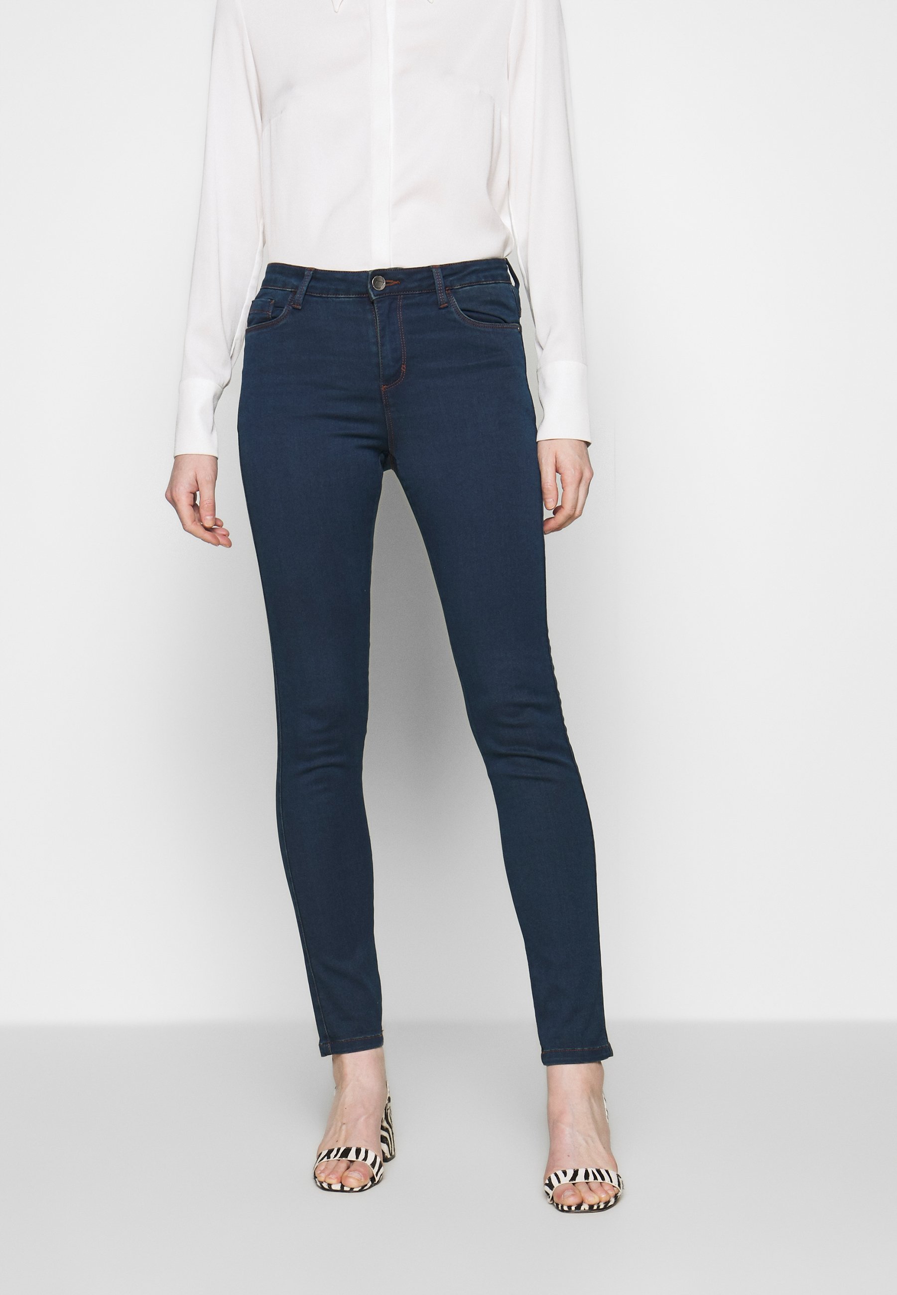 Kaffe KAANDY - Prigludę džinsai - blue denim/tamsiai mėlynų džinsų -  Zalando.lt