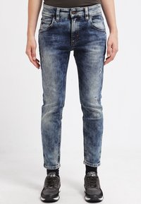 Jeans in denim blu sbiadito con una vestibilità slim, caratterizzati da whiskering, leggera usura, cinque tasche e chiusura con bottone in vita.