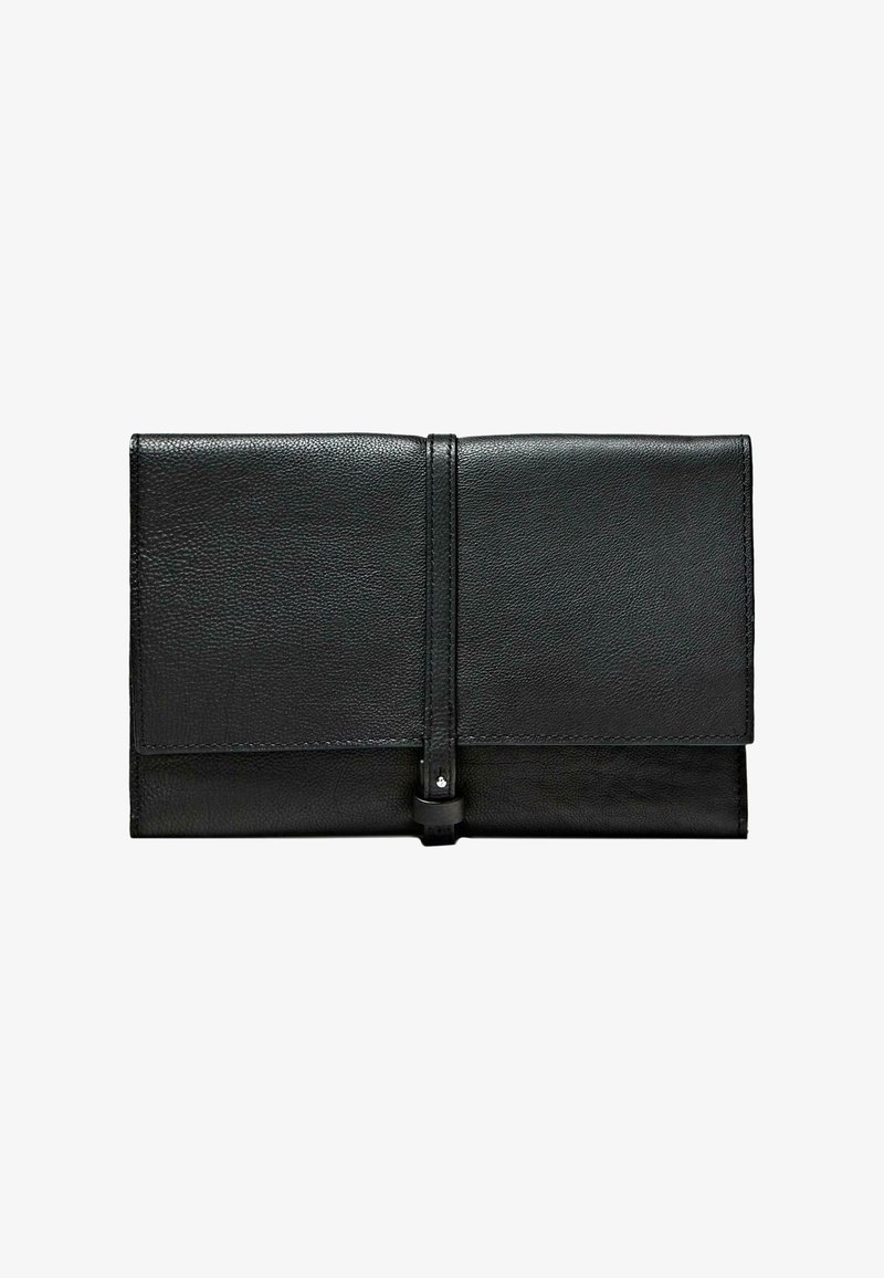 Pochette en cuir noir à texture lisse et forme rectangulaire. Dotée d'une fermeture centrale à sangle et de coutures discrètes le long des bords.