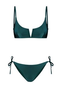 Zöld bikini szett sima textúrával. A melltartó vékony pántokkal és mély V-nyakkivágással rendelkezik; az alsó rész oldalsó megkötőkkel és keskeny szabással készült.