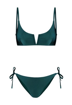 Ensemble de bikini vert avec une texture lisse. Le haut présente des bretelles fines et un décolleté en V profond ; le bas a des liens sur les côtés et une coupe étroite.