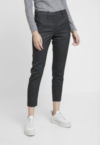 Grijs gestreepte broek met een slim fit, een medium taille en zijzakken, gecombineerd met witte sneakers. Gladde textuur en op maat ontworpen.