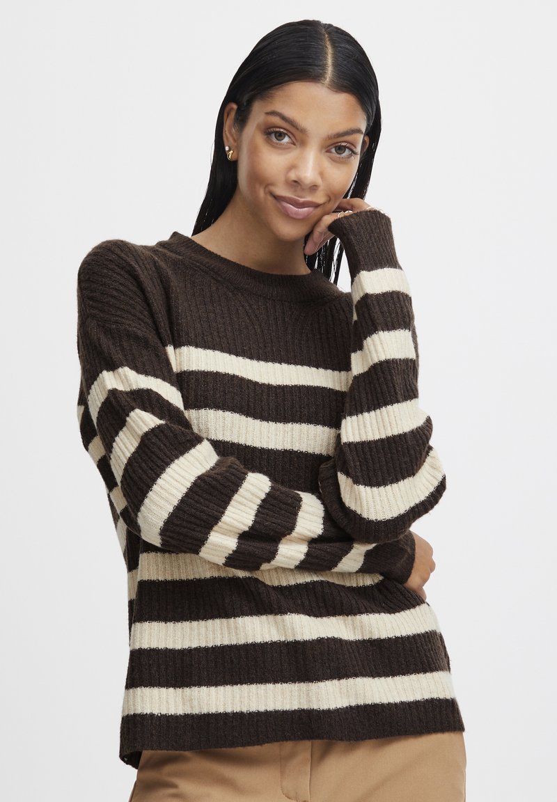 Maglione a righe marroni e crema con texture a coste e scollo rotondo. Caratterizzato da maniche lunghe e una vestibilità ampia.