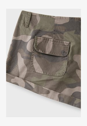 Stradivarius, REGULAR FIT CAMOUFLAGE MINI SHORTS - Short en jean - khaki