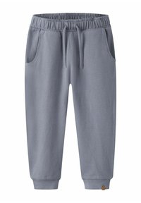 Šedé tepláky s elastickým pasem, šňůrkou na stažení, dvěma bočními kapsami, zužujícími se manžetami a malým logem u lemu.