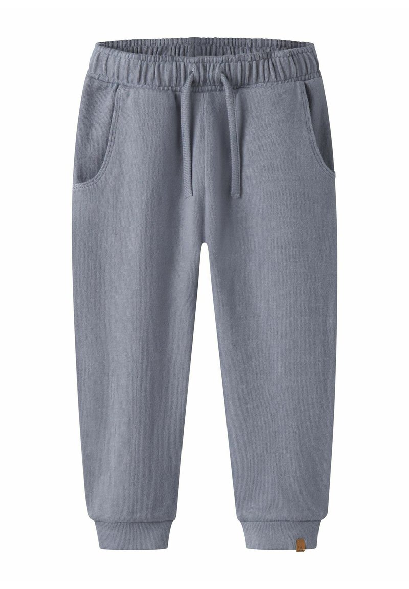 Šedé tepláky s elastickým pasem, šňůrkou na stažení, dvěma bočními kapsami, zužujícími se manžetami a malým logem u lemu.