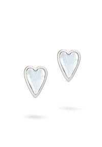 Orecchini a perno a forma di cuore in argento con un centro in smalto blu chiaro lucido e un bordo in metallo lucido. Superficie liscia con accenti riflettenti.