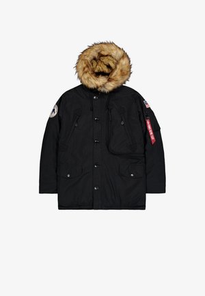 Must have talveparka musta värvi, karvase kapuutsiga, nupuga ja tõmblukuga, mitmete ees taskutega ning varrukatel embleemidega, sealhulgas Ameerika lipp.