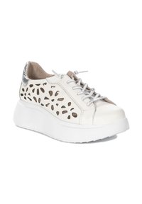 Sneaker bianco con motivi floreali intagliati, pelle testurizzata, dettagli argentati sul tallone e una suola bianca spessa. I lacci argentati completano il design.