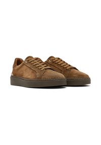 Sneaker in suede marrone con profilo basso, punta rotonda, suola in gomma a contrasto e lacci anteriori. Design minimalista con dettagli di cucitura discreti.