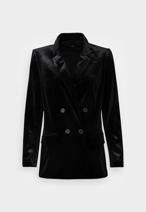 Zwarte fluwelen double-breasted blazer met inkeping revers, twee klepzakken aan de voorkant en lange mouwen, weergegeven op een witte achtergrond.